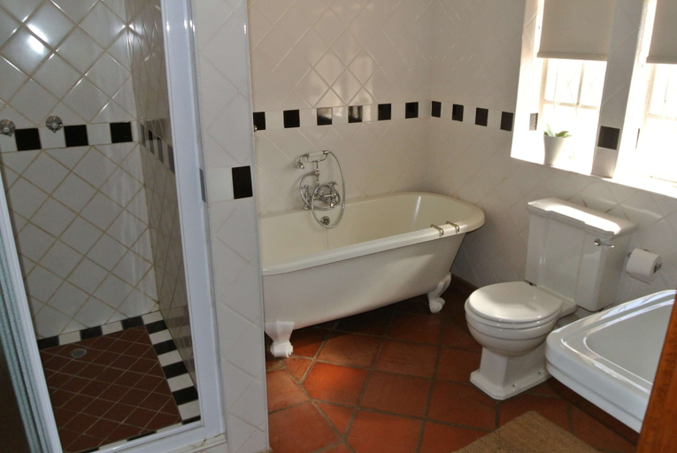 Bathroom 5, Brooklyn Manor, City of Tshwane