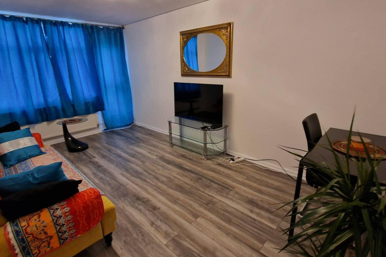 Others 5, 1 Bed Flat Sleeps 2 With Free Parking & Patio, London