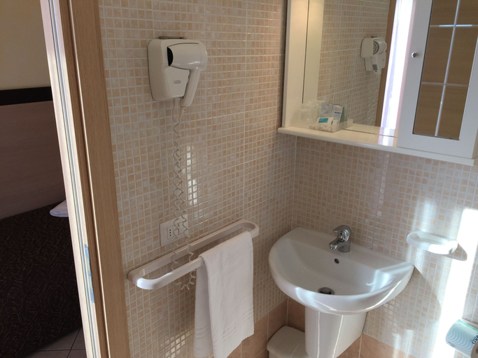 Bathroom 4, Hotel Rubens, Rimini