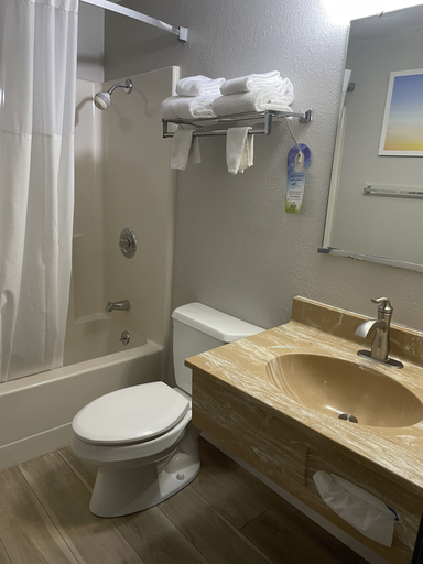 Bathroom 4, Days Inn by Wyndham Warrensburg, Johnson