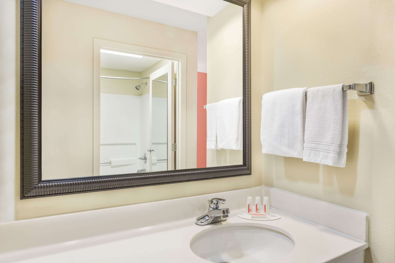 Bathroom 5, Days Inn by Wyndham Shallotte, Brunswick