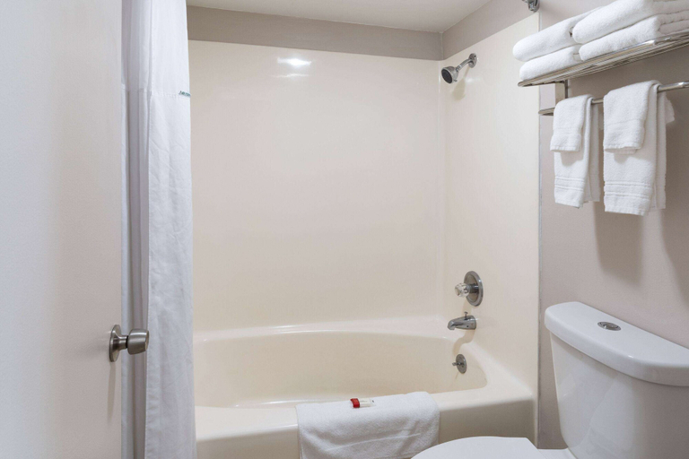 Bathroom 5, Travelodge by Wyndham Florence, Lane