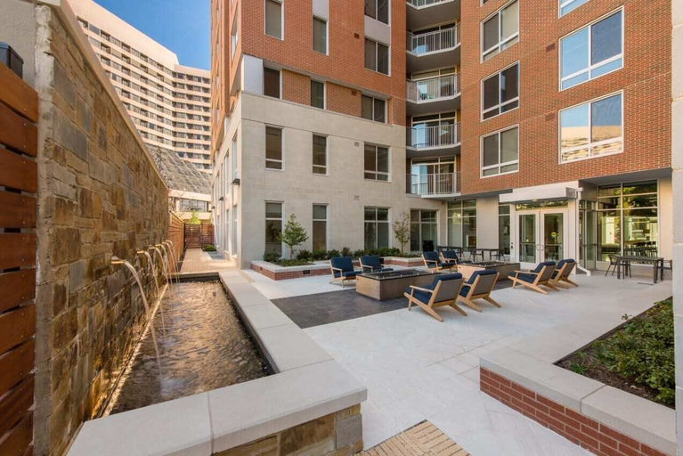 Exterior & Views, Cozy Condo Crystal City Rooftop, Arlington