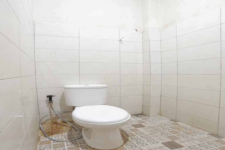 Bathroom 3, Hotel O Guest House Leo Patra, Kutai Kartanegara