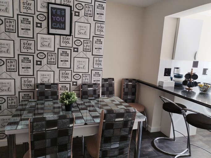 Food & Drinks, Comfortable 4-bed House in Hucknall, Nottingham, Nottinghamshire