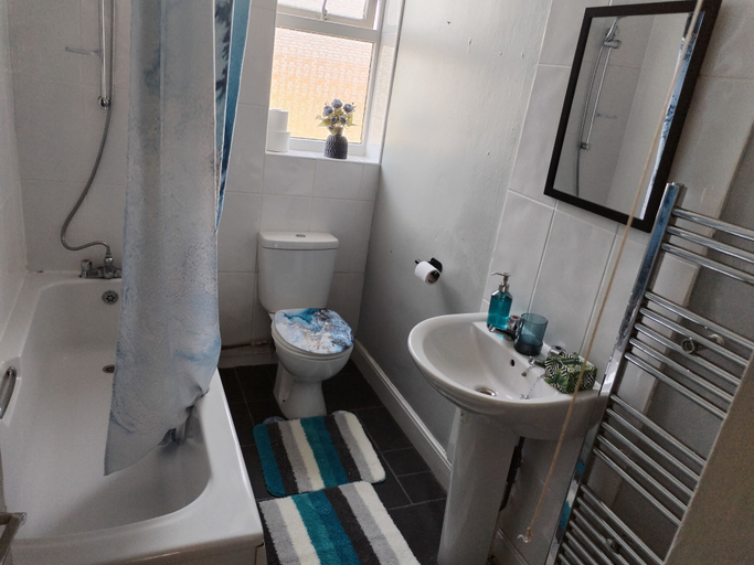 Bathroom, Comfortable 4-bed House in Hucknall, Nottingham, Nottinghamshire