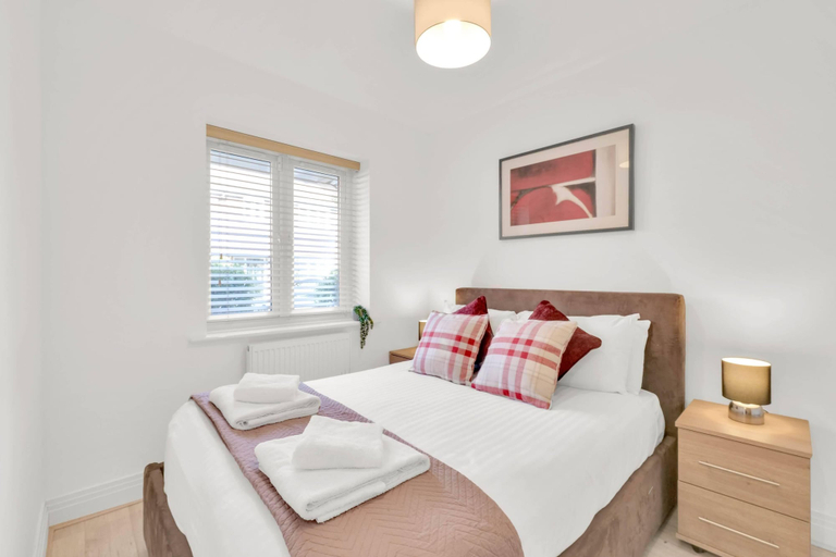 Bedroom 2, Foxherne 6 Bdrm, 3BA Hse -17, Slough