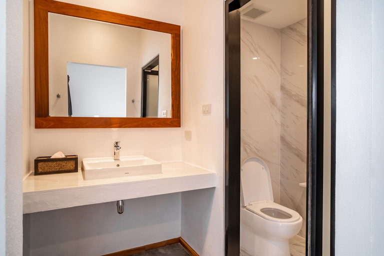 Bathroom 4, The Riviera Champasak, Pathoomphone
