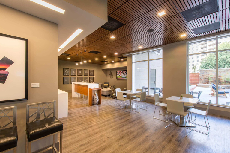 Food & Drinks 5, Cozy Condo Crystal City Rooftop, Arlington