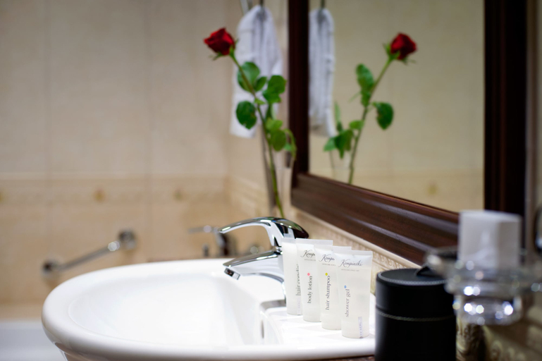 Bathroom 5, Kempinski Hotel Palm Jumeirah, Dubai