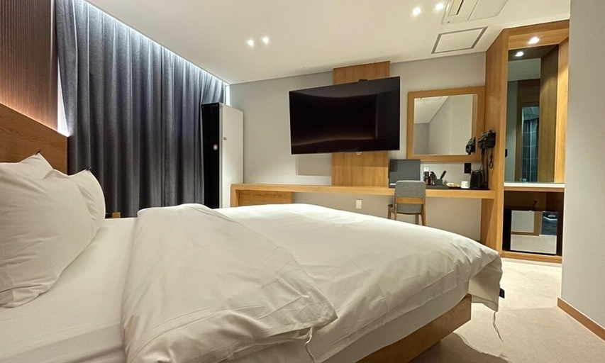 Bedroom 2, Wonju Central Hotel, Wonju