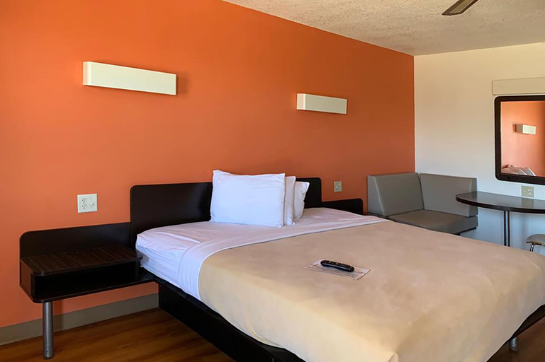 Bedroom 2, Motel 6 Cameron, MO, De Kalb