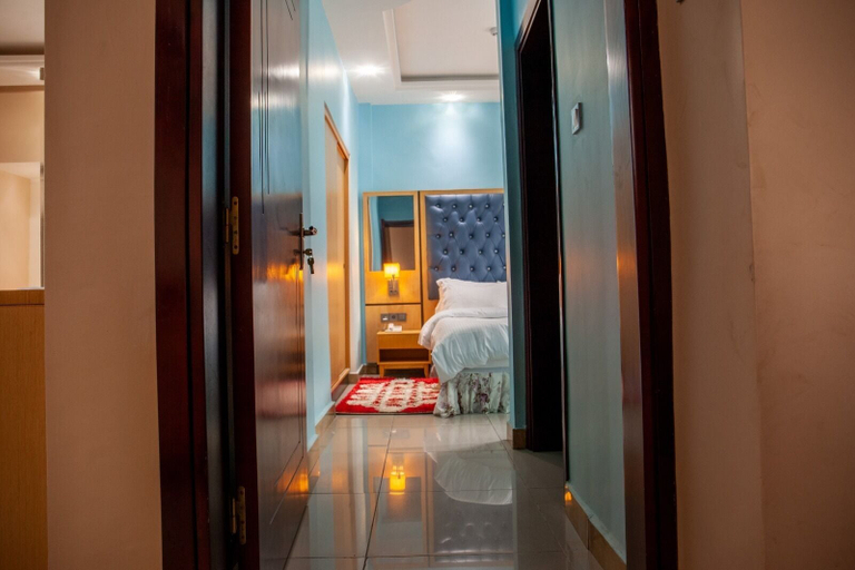 Others 5, Hôtel  Mickel, Wouri