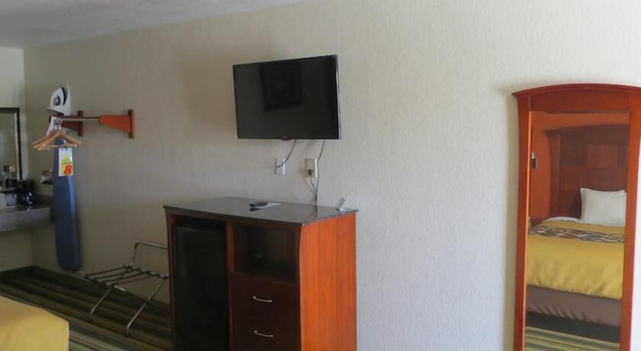 Bedroom 3, Super 8 by Wyndham Pleasanton, Atascosa