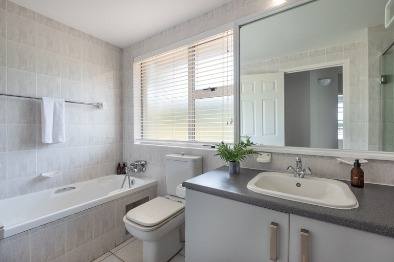 Bathroom 4, Barrington 116, iLembe