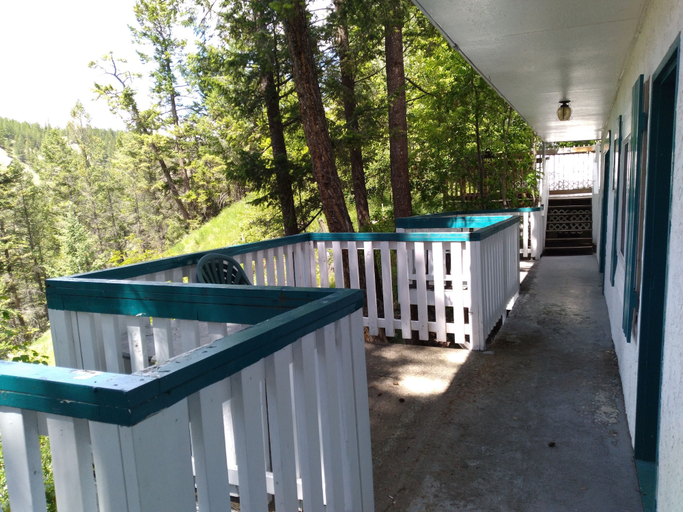Others 5, Apple Tree Inn, East Kootenay