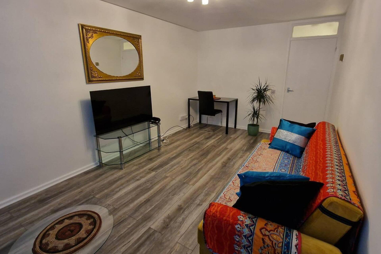 Others 3, 1 Bed Flat Sleeps 2 With Free Parking & Patio, London