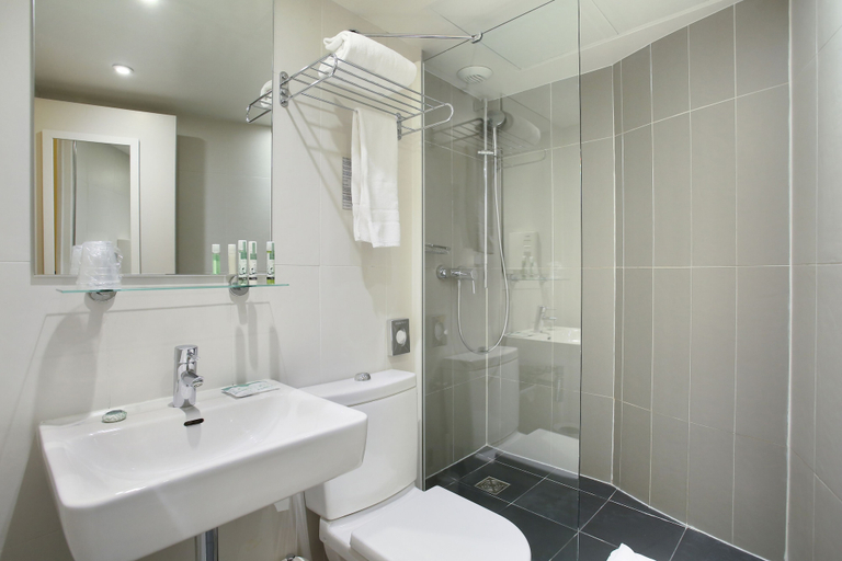 Bathroom 4, Hotel Eiffel Capitol, Paris