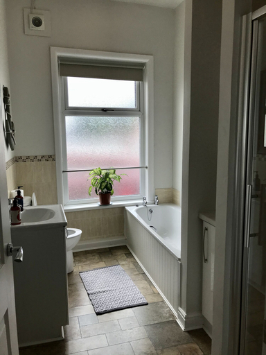 Bathroom 4, 3 Bedroom House Close to M6 & M55, Lancashire