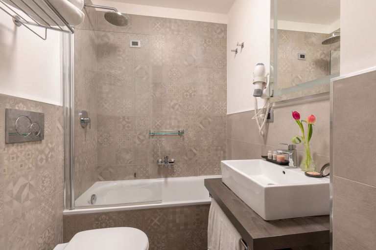 Bathroom 5, Navona Essence Hotel, Rome