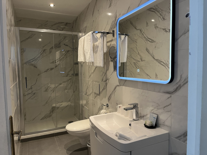 Bathroom 4, Logis Hôtel Belle Etoile Vichy, Allier
