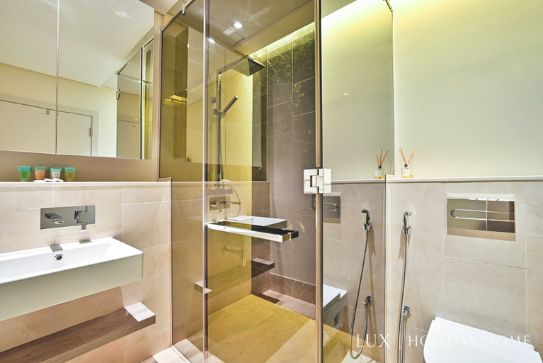 Bathroom 4, LUX The Elegant Palm Beach Suite, Dubai