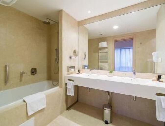Bathroom 5, Ramada by Wyndham Oradea, Oradea