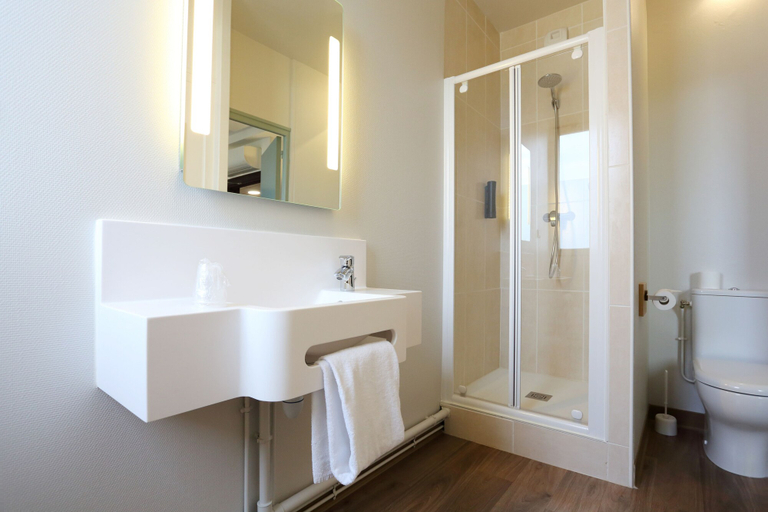 Bathroom 4, B&B Hotel Chaumont, Haute-Marne