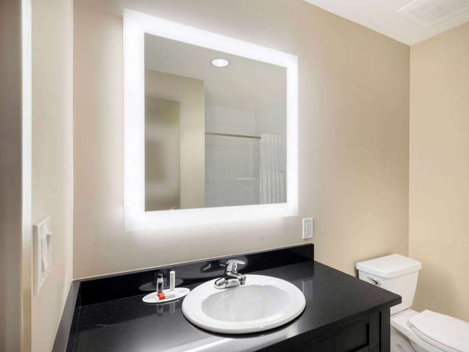 Bathroom 4, Super 8 by Wyndham Moosonee, Cochrane