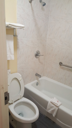 Bathroom 4, Travelodge by Wyndham Lubbock, Lubbock