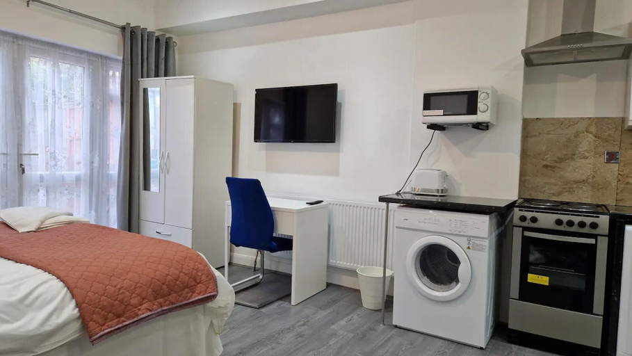 Bedroom 2, Impeccable 1-bed Apartment in Ilford, London