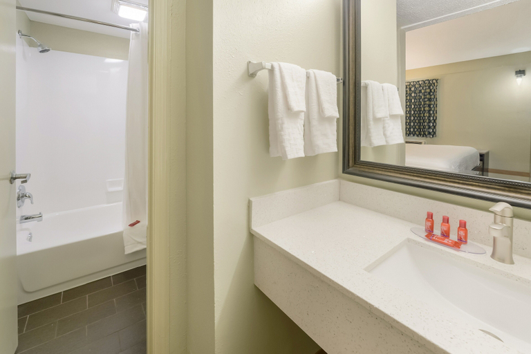 Bathroom 4, SureStay Hotel by Best Western Columbus Downtown, Muscogee