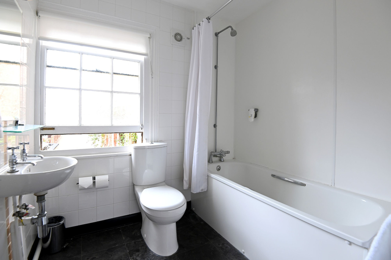 Bathroom 4, Original White Hart, Ringwood by Marston's Inns, Hampshire