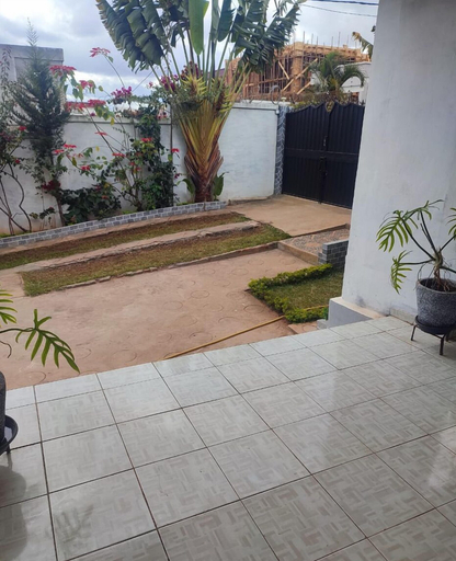 Others 5, Villa Saphira, Analamanga