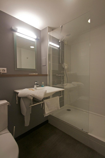 Bathroom 4, BRIT HOTEL LORIENT Le Kerotel, Morbihan