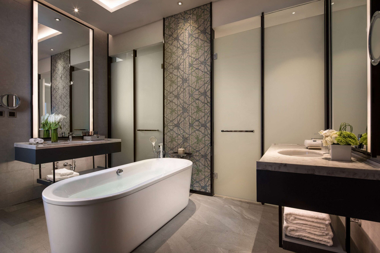 Bathroom 5, DoubleTree by Hilton Qingdao Oriental Movie Metropolis, Qingdao