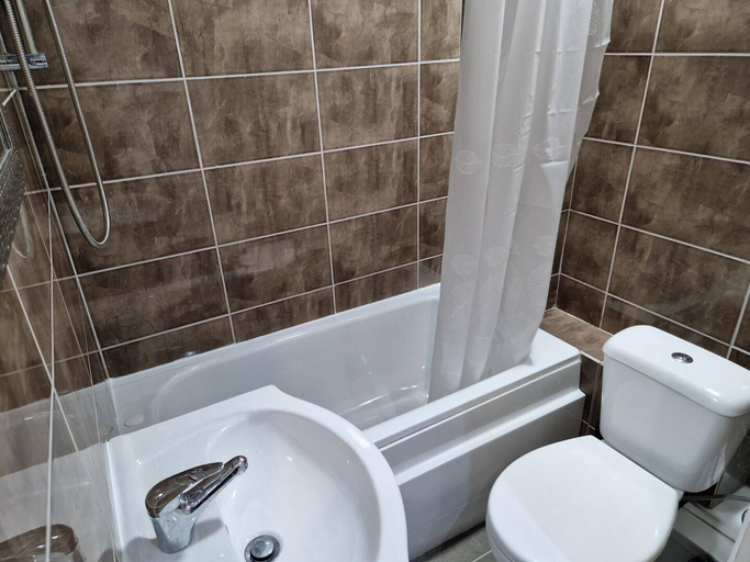 Bathroom 3, Impeccable 1-bed Apartment in Ilford, London