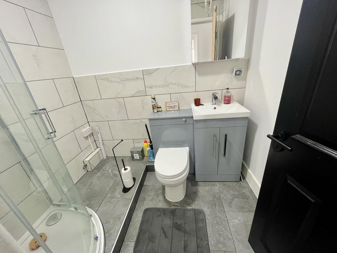 Bathroom 3, Newly Refurbished 1-bed Apartment in Croydon Se25, London