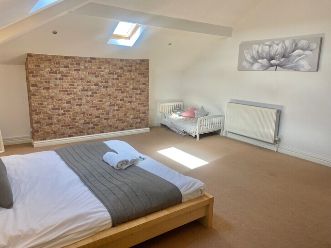 Bedroom 2, Beach House - Penthouse 3 Bed Apartment, Sefton