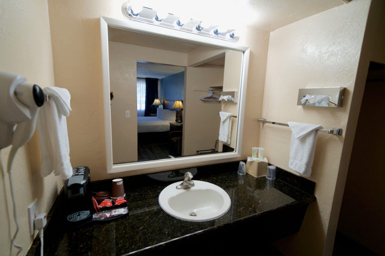 Bathroom 4, Village Inn Springfield, Lane