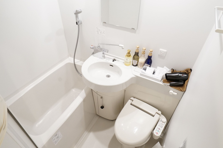 Bathroom 5, CVS Bay Hotel Annex, Edogawa