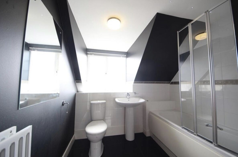 Bathroom 3, Stunning 5-bed House in Peterborough, Host 15 g, Peterborough