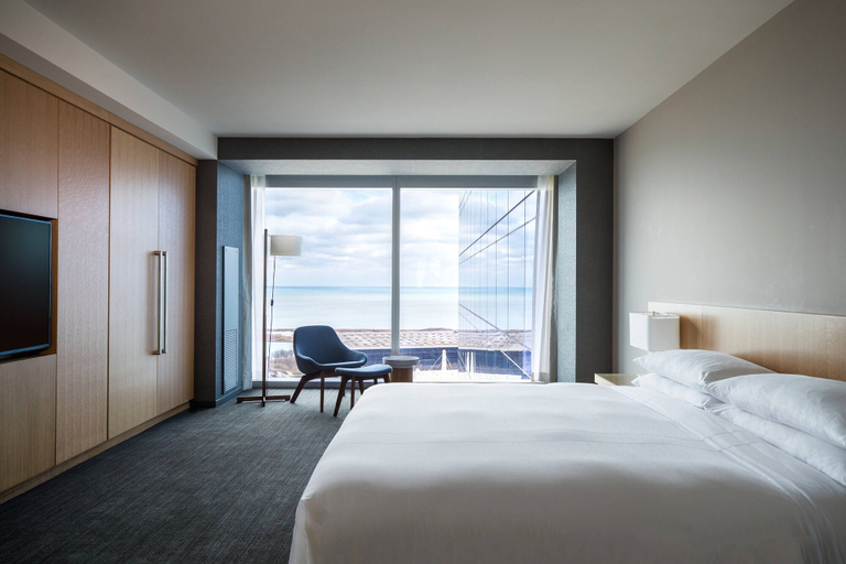 Bedroom 2, Marriott Marquis Chicago, Cook