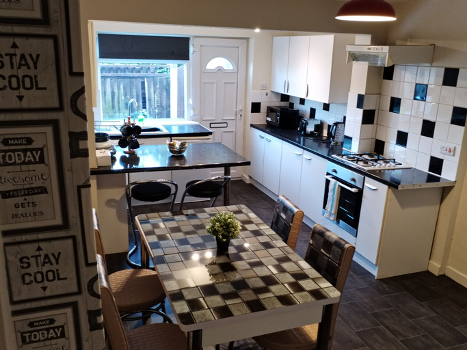 Others 4, Comfortable 4-bed House in Hucknall, Nottingham, Nottinghamshire