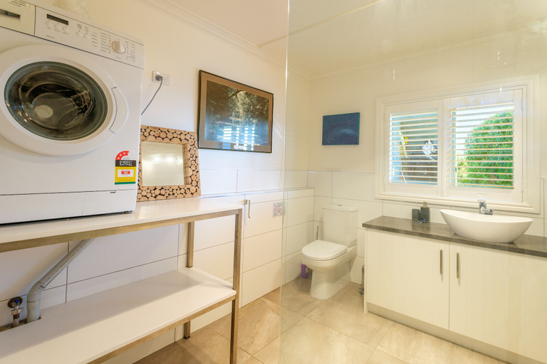 Bathroom 3, Omiha Oasis, Auckland