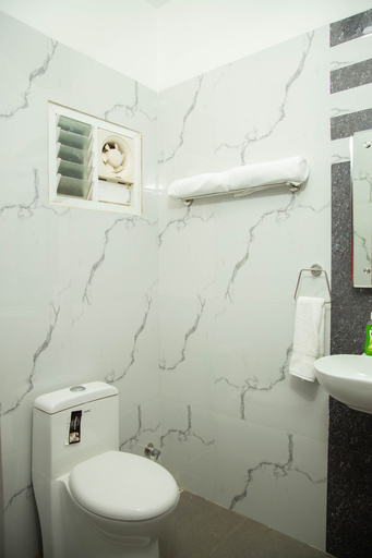Bathroom 3, Hotel Ganesh Palace, Ramanathapuram