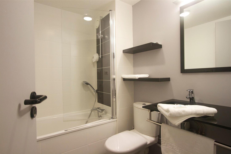 Bathroom 4, BRIT HOTEL LORIENT Le Kerotel, Morbihan