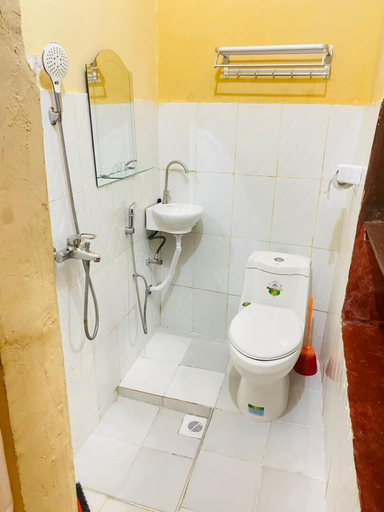 Bathroom 5, Safari House, Mjini