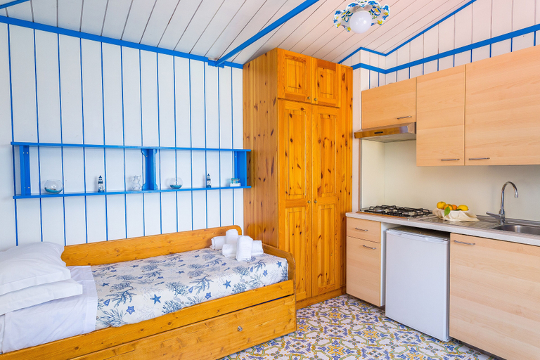 Bedroom 2, Villaggio Turistico Bleu Village, Napoli