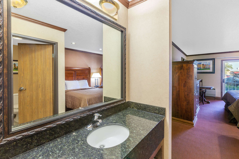 Bathroom 4, Ramada by Wyndham Mackinaw City Waterfront, Cheboygan